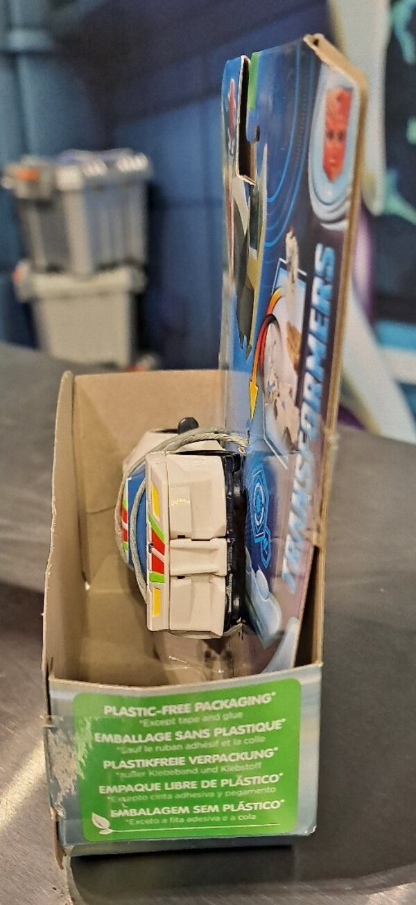 Image Of Transformers Earthspark Wheeljack 1 Step In Package  (48 of 49)